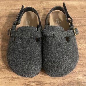 Gray gap slippers